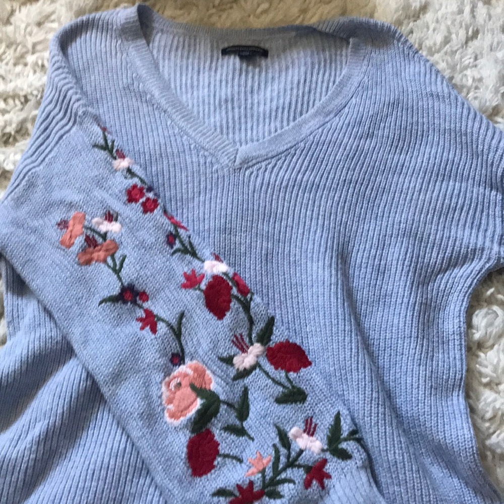 American eagle flower detailed sweater!